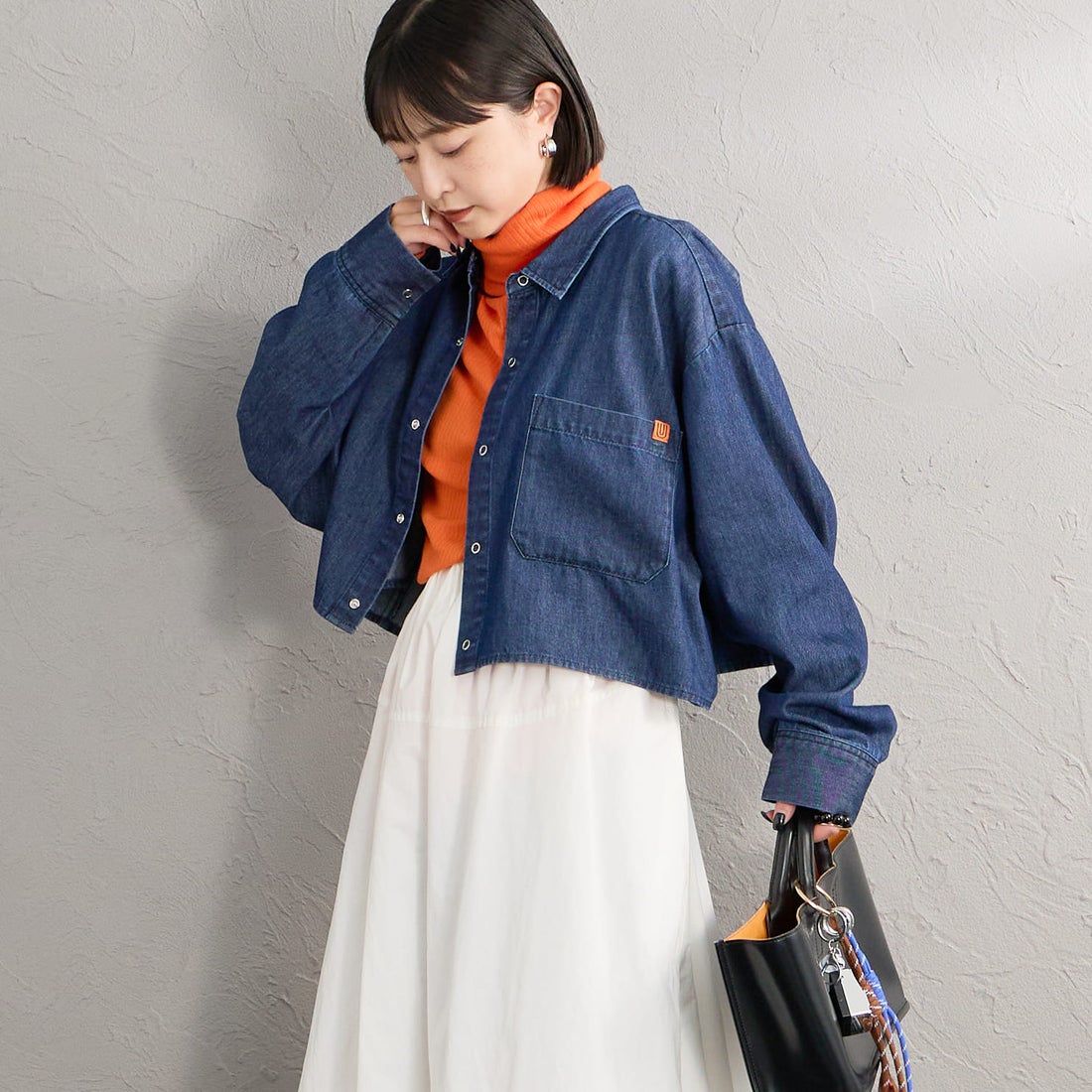 UNIVERSAL OVERALL [ユニバーサルオーバーオール] 別注 ショート丈 ビッグポケットシャツ [U2632158IN-JF] D.BLUE &&モデル身長：150cm 着用サイズ：F&&