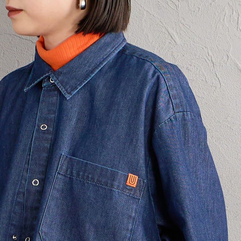 UNIVERSAL OVERALL [ユニバーサルオーバーオール] 別注 ショート丈 ビッグポケットシャツ [U2632158IN-JF] D.BLUE &&モデル身長：150cm 着用サイズ：F&&