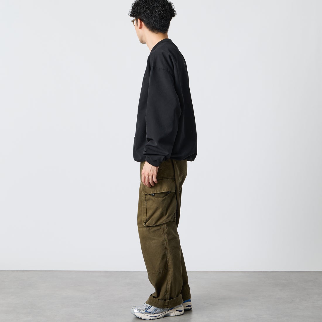 UMBRO [アンブロ] 別注 ワンポイントロゴ刺繍 ドローコードスウェット [201NK26AW-PO13-JF] BLACK &&モデル身長：168cm 着用サイズ：L&&
