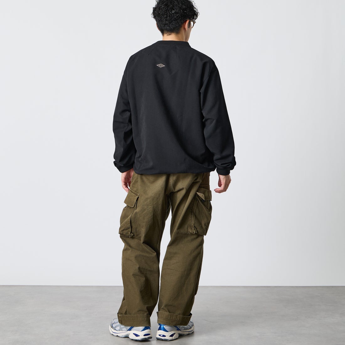 UMBRO [アンブロ] 別注 ワンポイントロゴ刺繍 ドローコードスウェット [201NK26AW-PO13-JF] BLACK &&モデル身長：168cm 着用サイズ：L&&