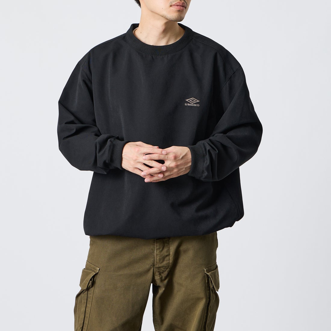UMBRO [アンブロ] 別注 ワンポイントロゴ刺繍 ドローコードスウェット [201NK26AW-PO13-JF] BLACK &&モデル身長：168cm 着用サイズ：L&&