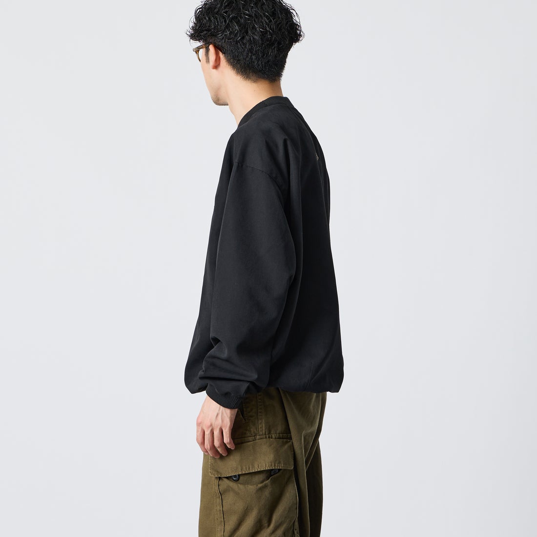 UMBRO [アンブロ] 別注 ワンポイントロゴ刺繍 ドローコードスウェット [201NK26AW-PO13-JF] BLACK &&モデル身長：168cm 着用サイズ：L&&