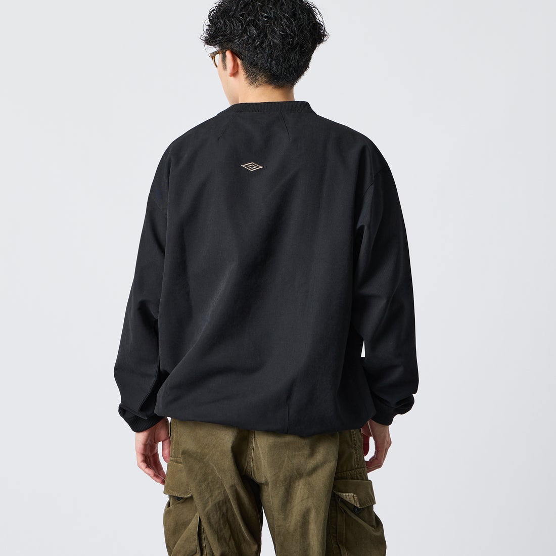 UMBRO [アンブロ] 別注 ワンポイントロゴ刺繍 ドローコードスウェット [201NK26AW-PO13-JF] BLACK &&モデル身長：168cm 着用サイズ：L&&
