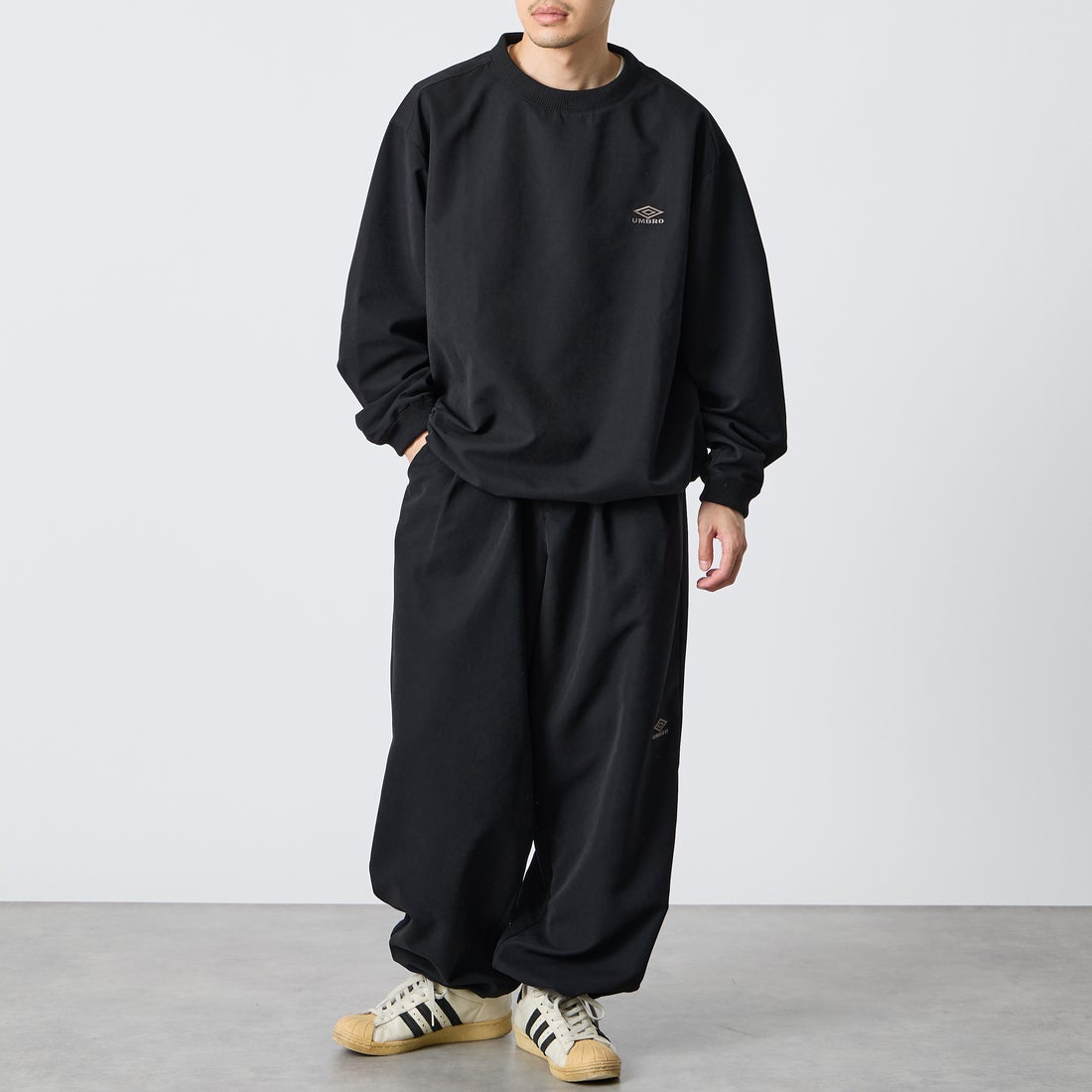 UMBRO [アンブロ] 別注 ワンポイントロゴ刺繍 ドローコードスウェット [201NK26AW-PO13-JF] BLACK &&モデル身長：168cm 着用サイズ：L&&