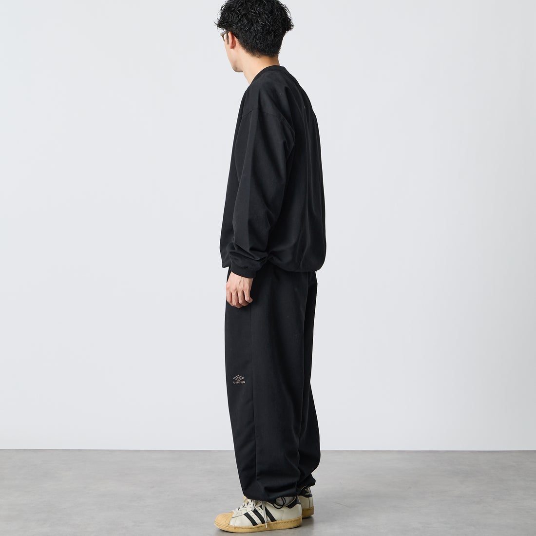 UMBRO [アンブロ] 別注 ワンポイントロゴ刺繍 ドローコードスウェット [201NK26AW-PO13-JF] BLACK &&モデル身長：168cm 着用サイズ：L&&