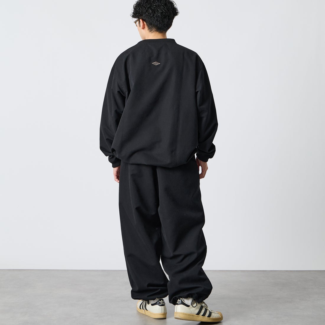 UMBRO [アンブロ] 別注 ワンポイントロゴ刺繍 ドローコードスウェット [201NK26AW-PO13-JF] BLACK &&モデル身長：168cm 着用サイズ：L&&