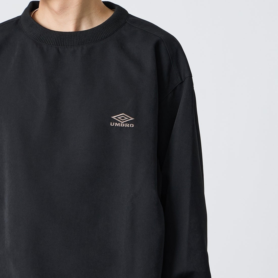 UMBRO [アンブロ] 別注 ワンポイントロゴ刺繍 ドローコードスウェット [201NK26AW-PO13-JF] BLACK &&モデル身長：168cm 着用サイズ：L&&