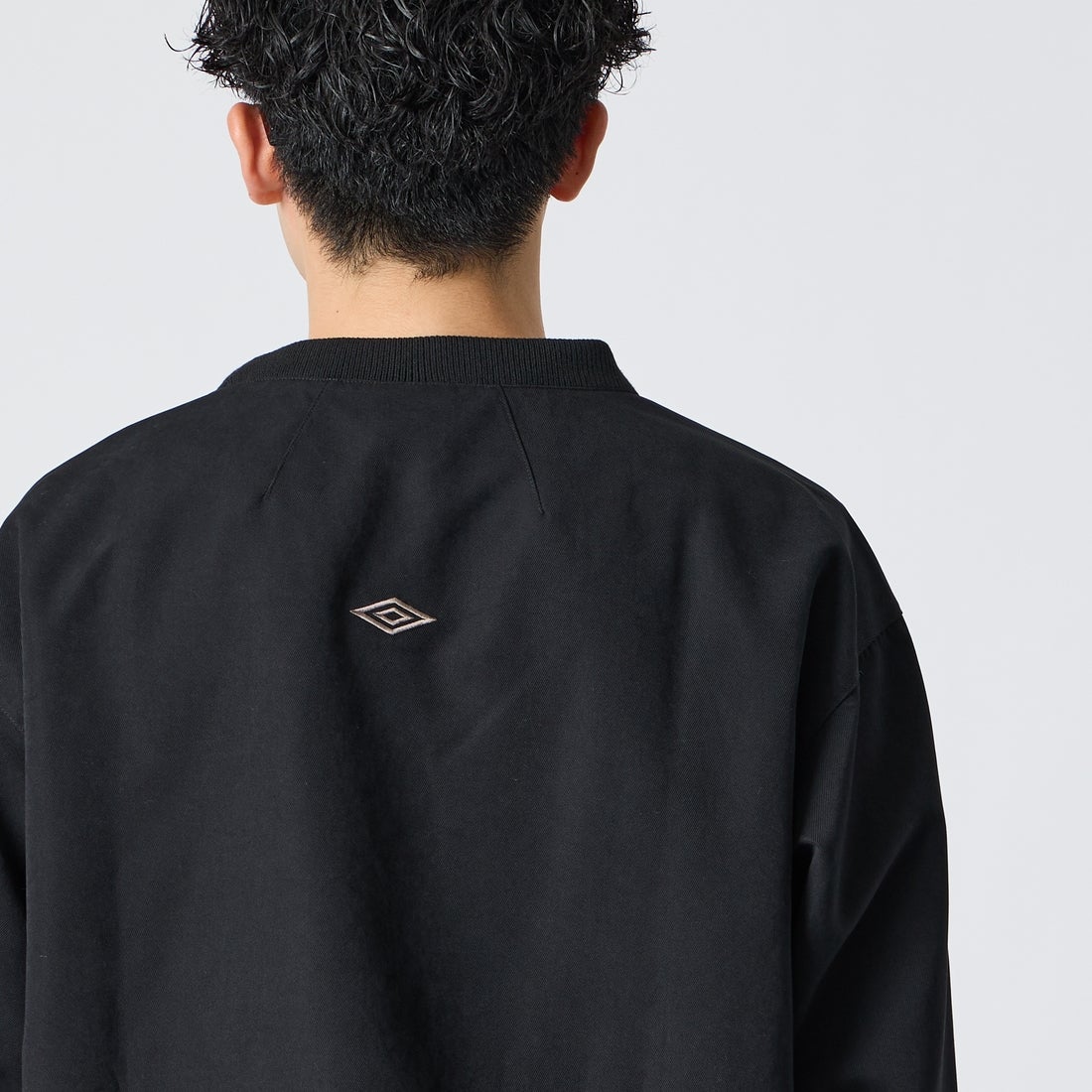 UMBRO [アンブロ] 別注 ワンポイントロゴ刺繍 ドローコードスウェット [201NK26AW-PO13-JF] BLACK &&モデル身長：168cm 着用サイズ：L&&