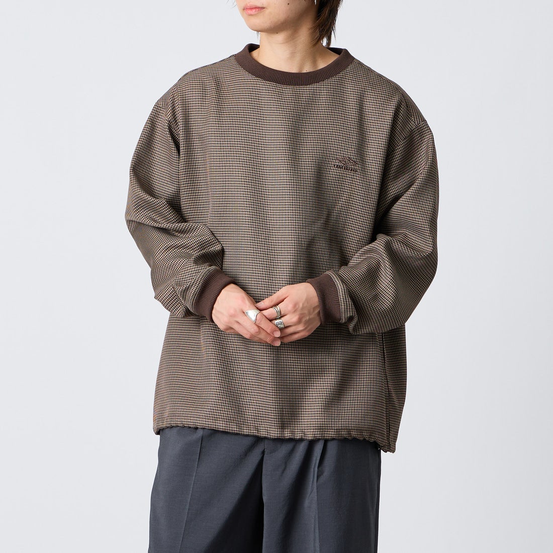 UMBRO [アンブロ] 別注 ワンポイントロゴ刺繍 ドローコードスウェット [201NK26AW-PO13-JF] GUN CLUB C &&モデル身長：177cm 着用サイズ：L&&