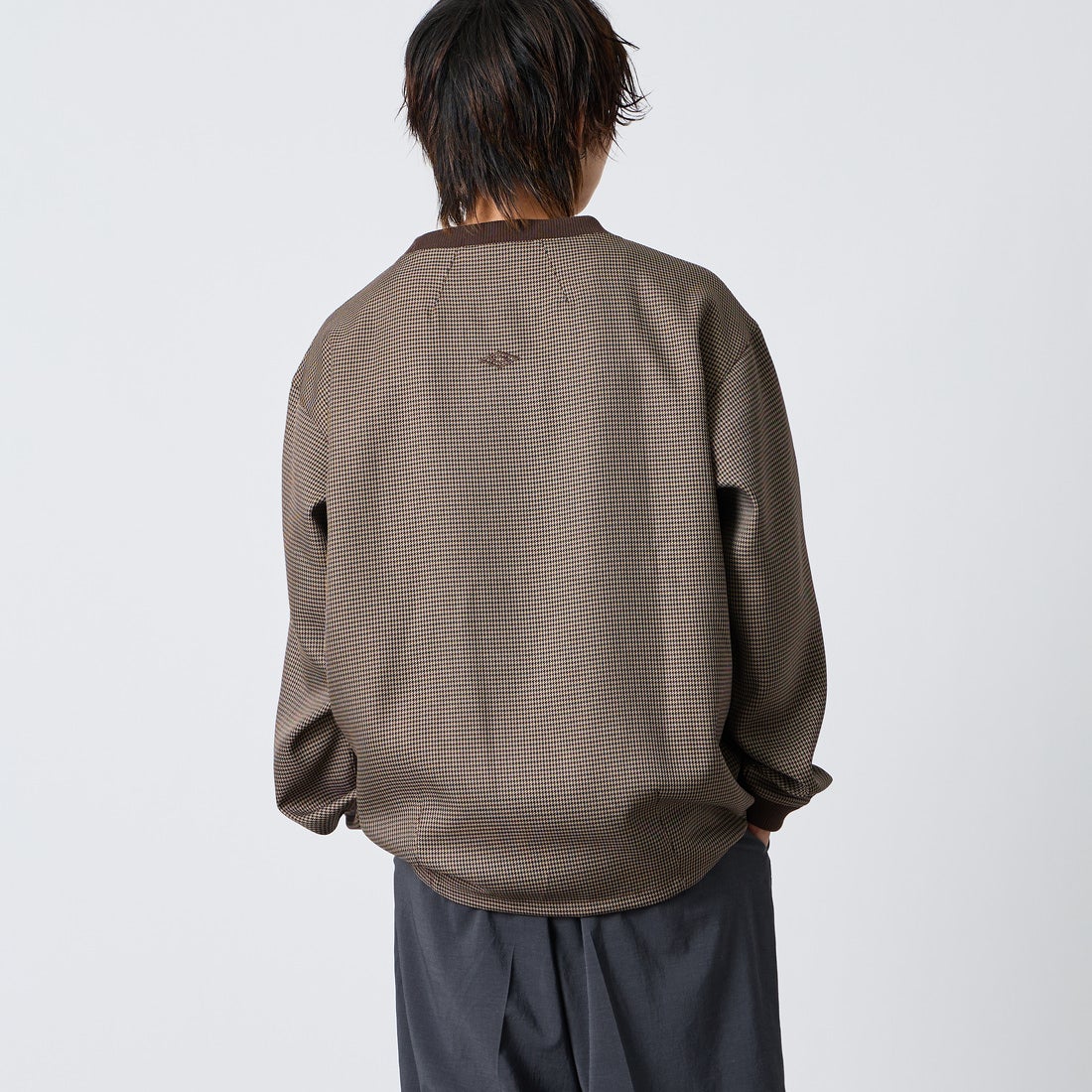 UMBRO [アンブロ] 別注 ワンポイントロゴ刺繍 ドローコードスウェット [201NK26AW-PO13-JF] GUN CLUB C &&モデル身長：177cm 着用サイズ：L&&