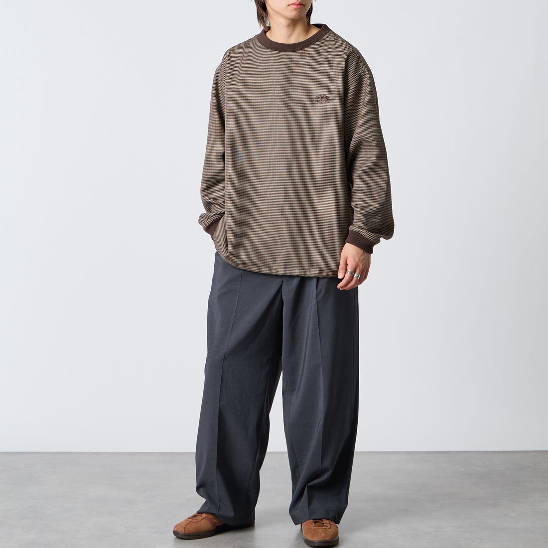 UMBRO [アンブロ] 別注 ワンポイントロゴ刺繍 ドローコードスウェット [201NK26AW-PO13-JF] GUN CLUB C &&モデル身長：177cm 着用サイズ：L&&