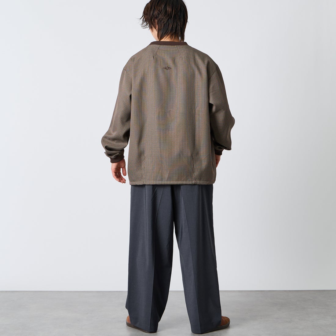 UMBRO [アンブロ] 別注 ワンポイントロゴ刺繍 ドローコードスウェット [201NK26AW-PO13-JF] GUN CLUB C &&モデル身長：177cm 着用サイズ：L&&