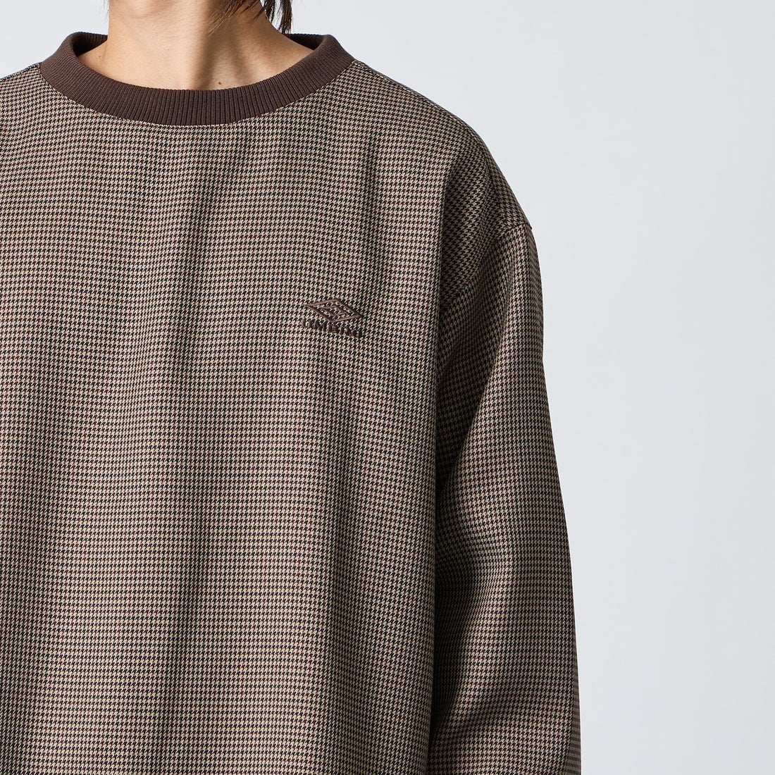 UMBRO [アンブロ] 別注 ワンポイントロゴ刺繍 ドローコードスウェット [201NK26AW-PO13-JF] GUN CLUB C &&モデル身長：177cm 着用サイズ：L&&