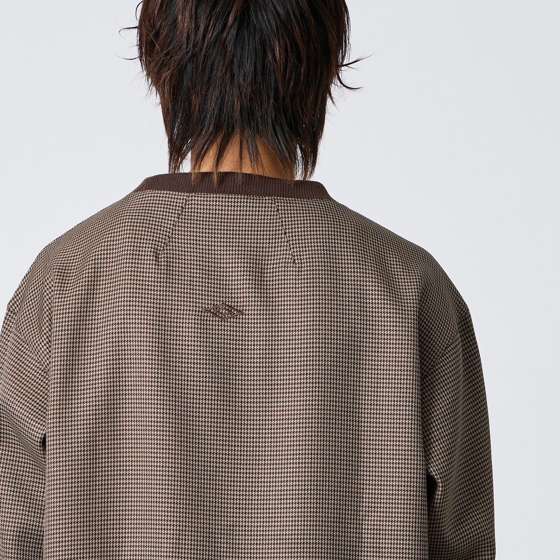 UMBRO [アンブロ] 別注 ワンポイントロゴ刺繍 ドローコードスウェット [201NK26AW-PO13-JF] GUN CLUB C &&モデル身長：177cm 着用サイズ：L&&