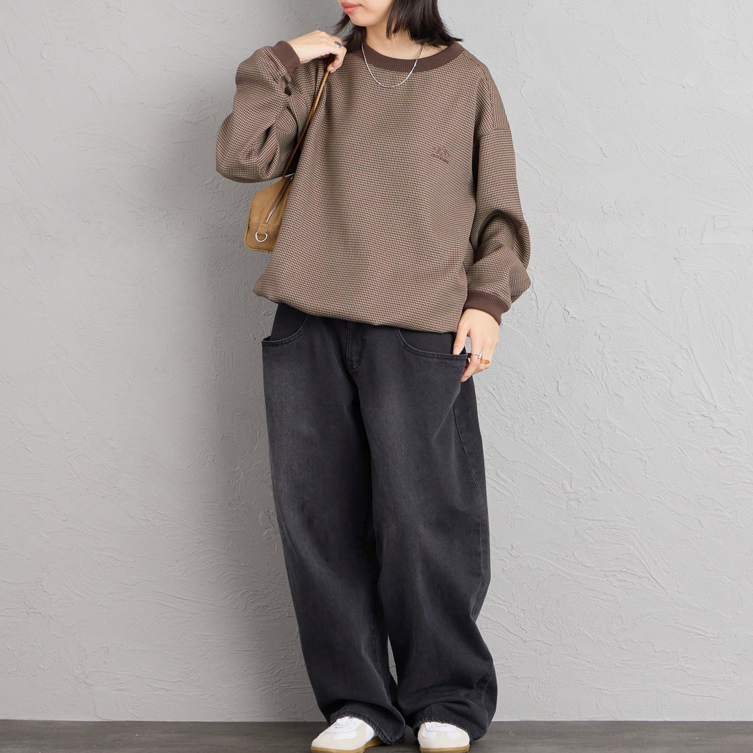 UMBRO [アンブロ] 別注 ワンポイントロゴ刺繍 ドローコードスウェット [201NK26AW-PO13-JF] GUN CLUB C &&モデル身長：162cm 着用サイズ：S&&