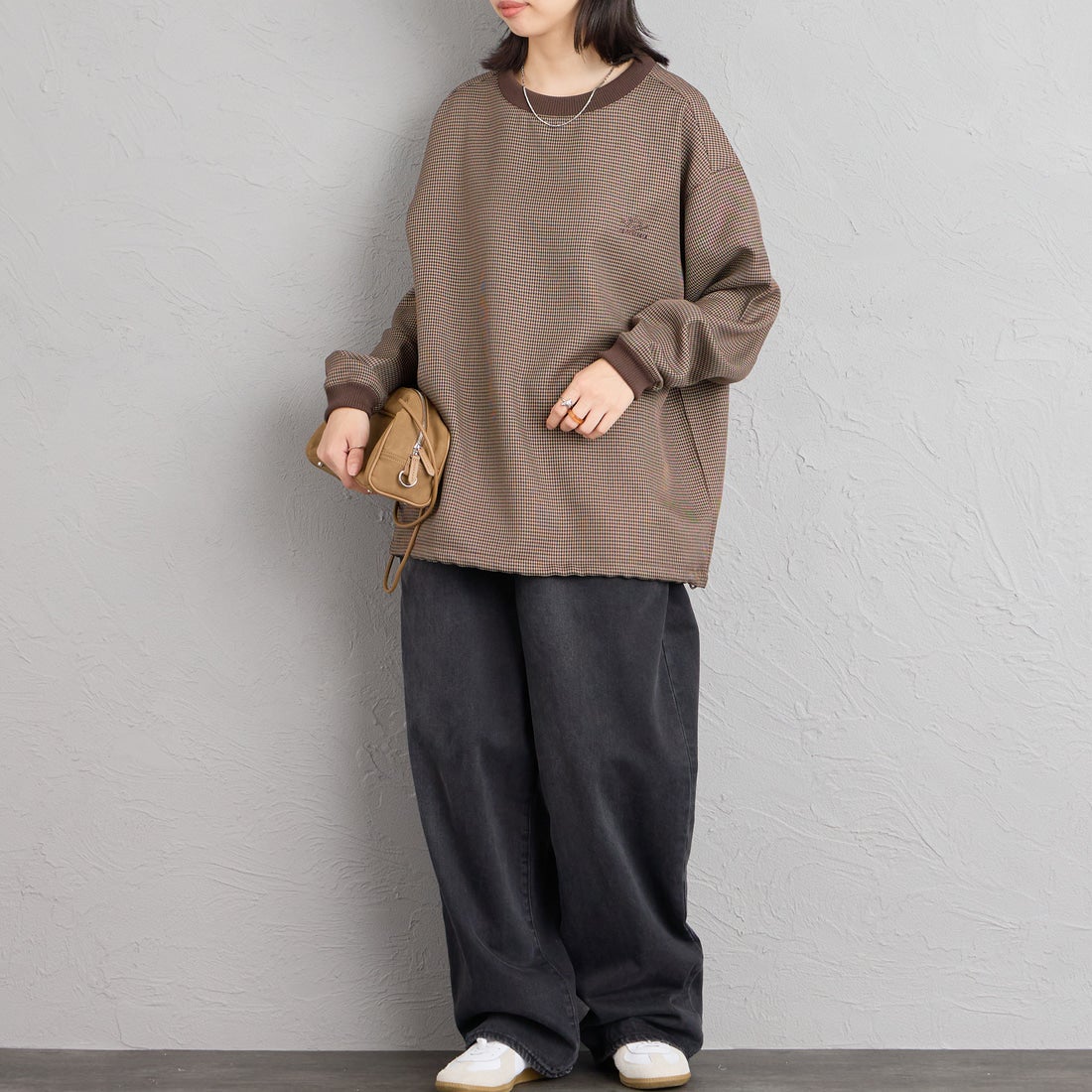 UMBRO [アンブロ] 別注 ワンポイントロゴ刺繍 ドローコードスウェット [201NK26AW-PO13-JF] GUN CLUB C &&モデル身長：162cm 着用サイズ：S&&