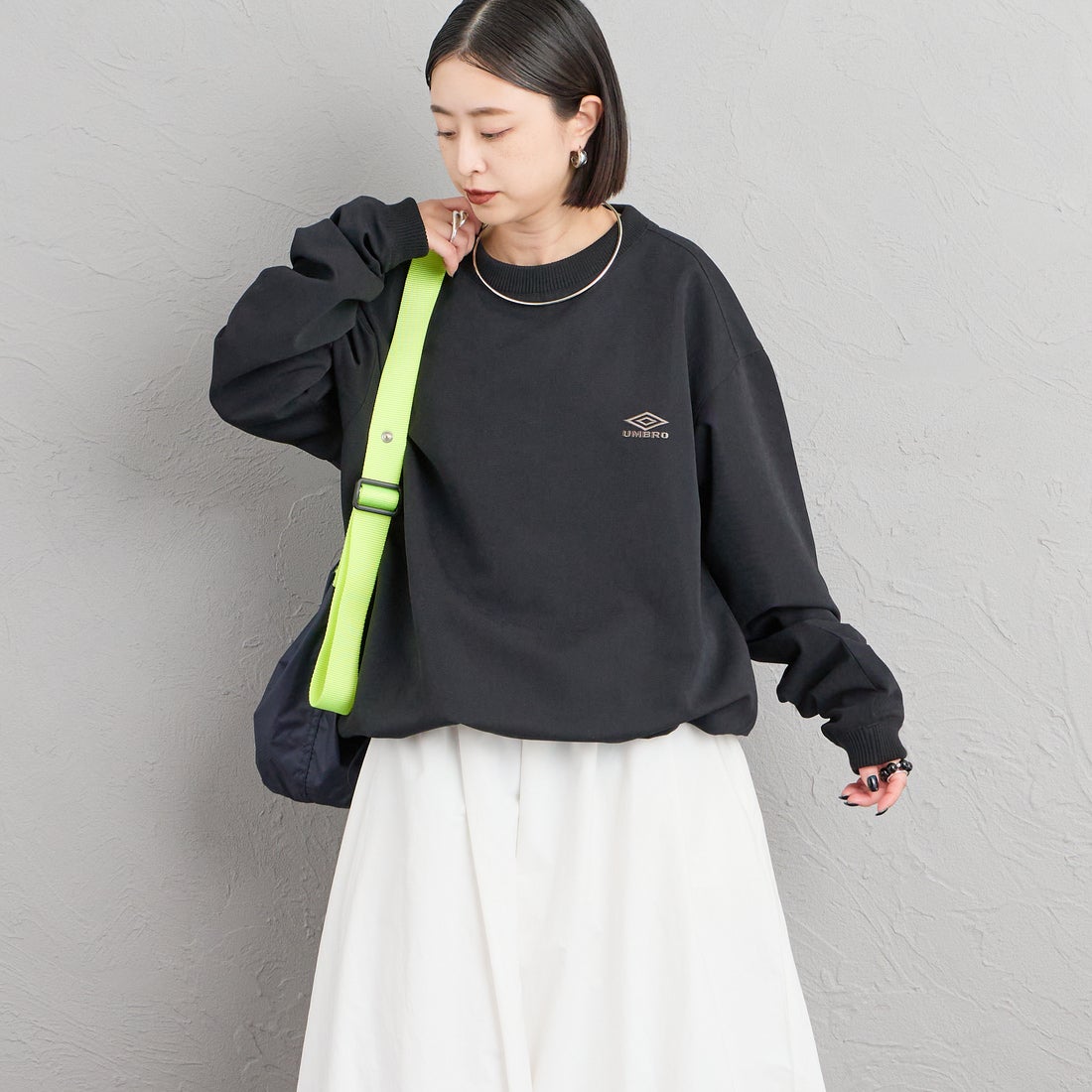 UMBRO [アンブロ] 別注 ワンポイントロゴ刺繍 ドローコードスウェット [201NK26AW-PO13-JF] BLACK &&モデル身長：150cm 着用サイズ：S&&