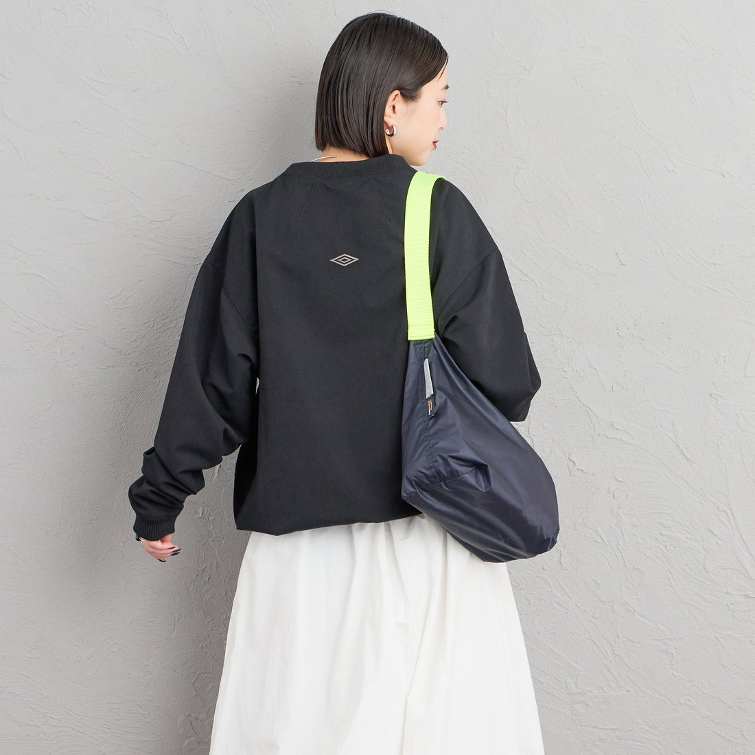 UMBRO [アンブロ] 別注 ワンポイントロゴ刺繍 ドローコードスウェット [201NK26AW-PO13-JF] BLACK &&モデル身長：150cm 着用サイズ：S&&