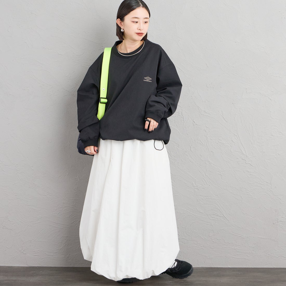 UMBRO [アンブロ] 別注 ワンポイントロゴ刺繍 ドローコードスウェット [201NK26AW-PO13-JF] BLACK &&モデル身長：150cm 着用サイズ：S&&