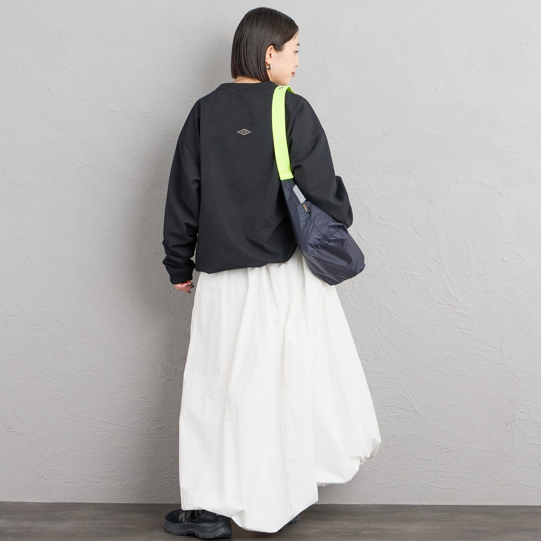 UMBRO [アンブロ] 別注 ワンポイントロゴ刺繍 ドローコードスウェット [201NK26AW-PO13-JF] BLACK &&モデル身長：150cm 着用サイズ：S&&
