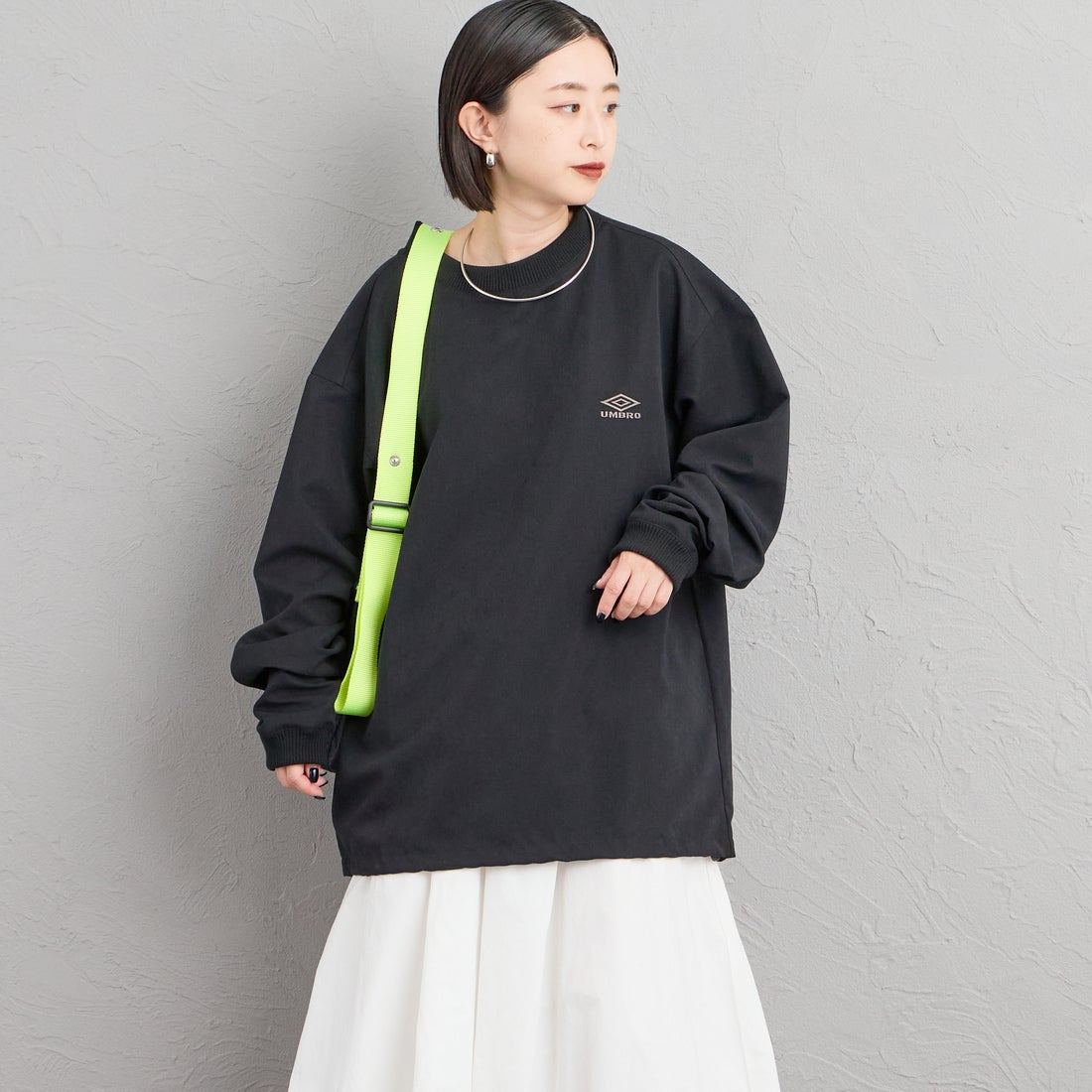 UMBRO [アンブロ] 別注 ワンポイントロゴ刺繍 ドローコードスウェット [201NK26AW-PO13-JF] BLACK &&モデル身長：150cm 着用サイズ：S&&