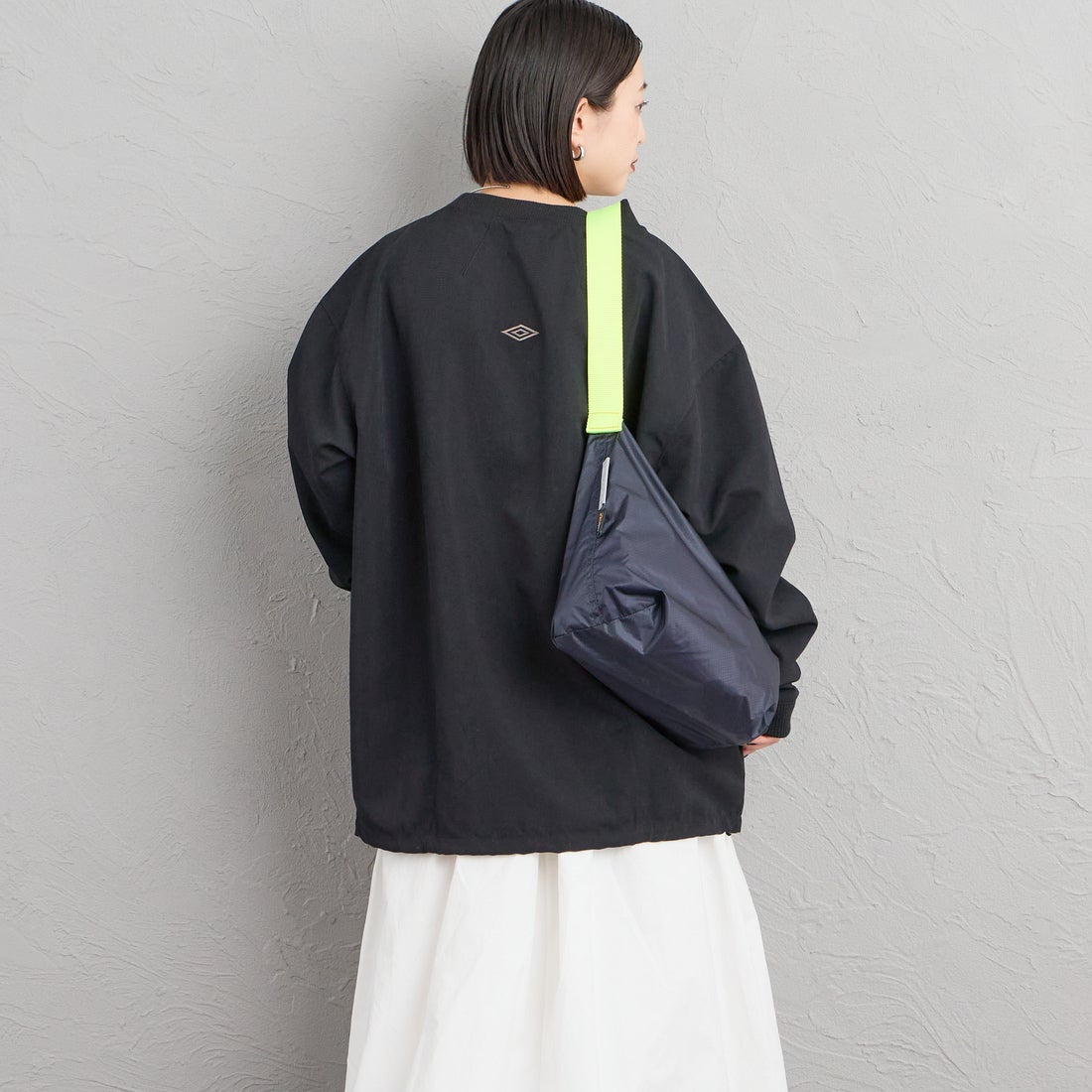 UMBRO [アンブロ] 別注 ワンポイントロゴ刺繍 ドローコードスウェット [201NK26AW-PO13-JF] BLACK &&モデル身長：150cm 着用サイズ：S&&