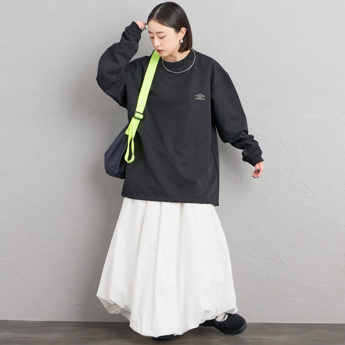 UMBRO [アンブロ] 別注 ワンポイントロゴ刺繍 ドローコードスウェット [201NK26AW-PO13-JF] BLACK &&モデル身長：150cm 着用サイズ：S&&
