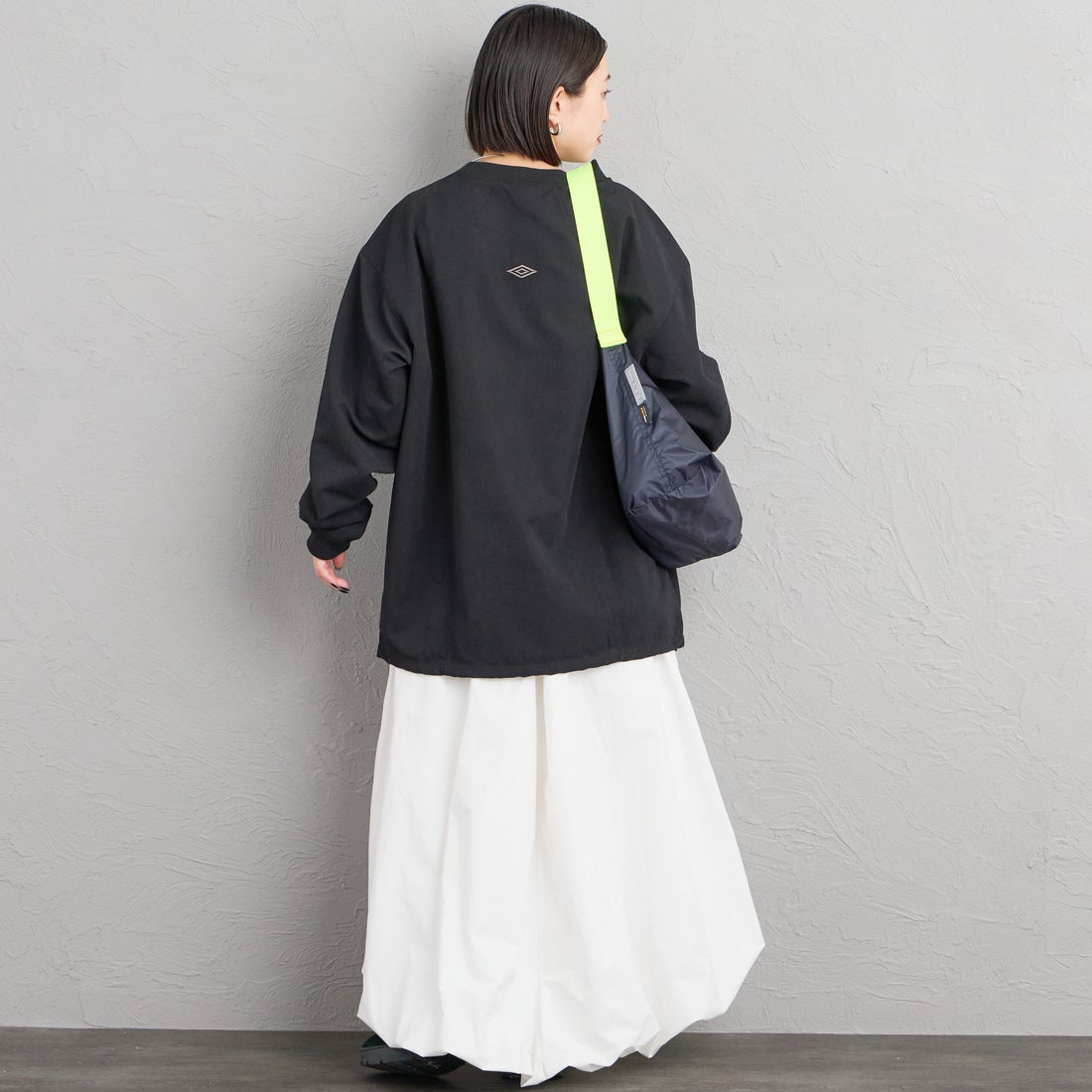UMBRO [アンブロ] 別注 ワンポイントロゴ刺繍 ドローコードスウェット [201NK26AW-PO13-JF] BLACK &&モデル身長：150cm 着用サイズ：S&&