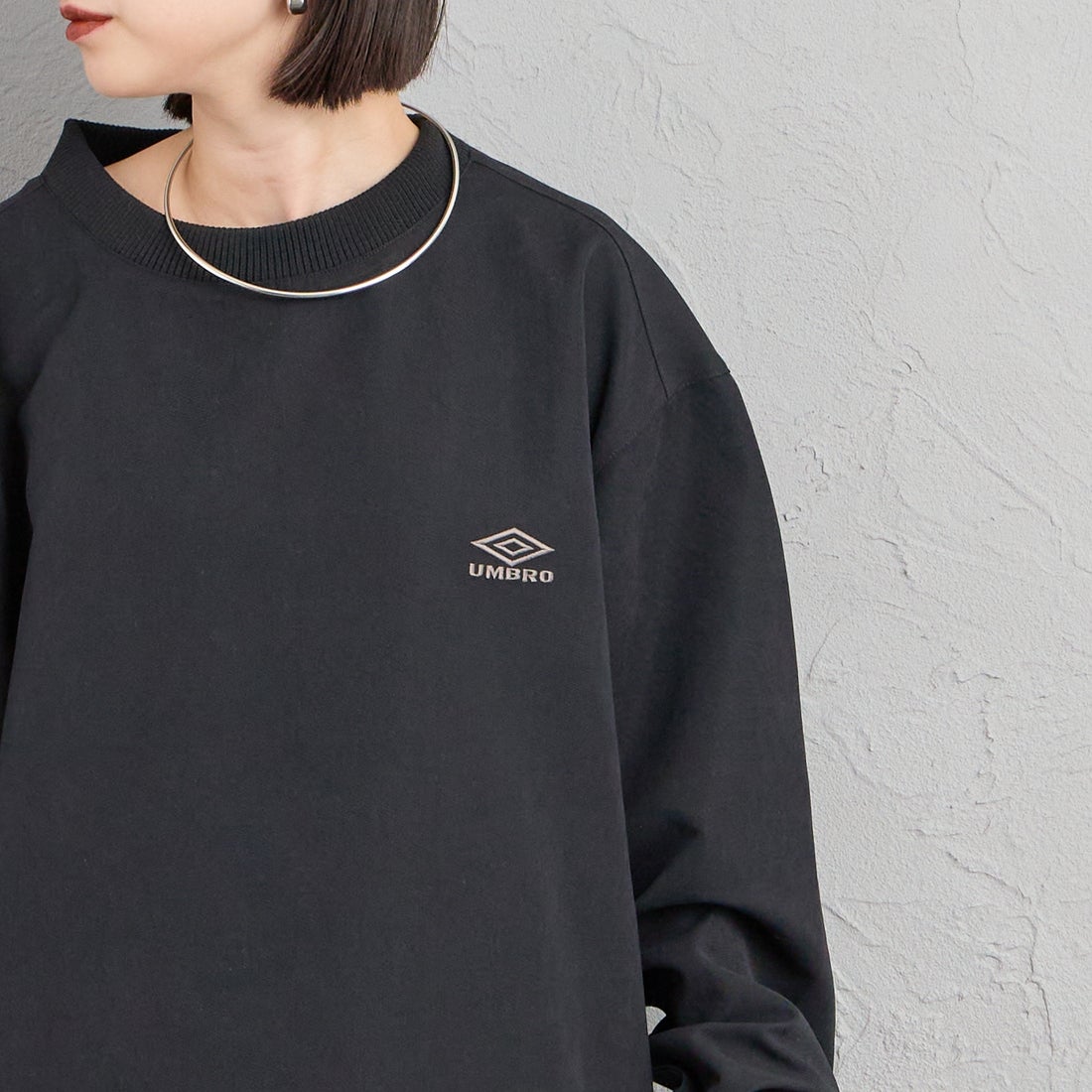UMBRO [アンブロ] 別注 ワンポイントロゴ刺繍 ドローコードスウェット [201NK26AW-PO13-JF] BLACK &&モデル身長：150cm 着用サイズ：S&&