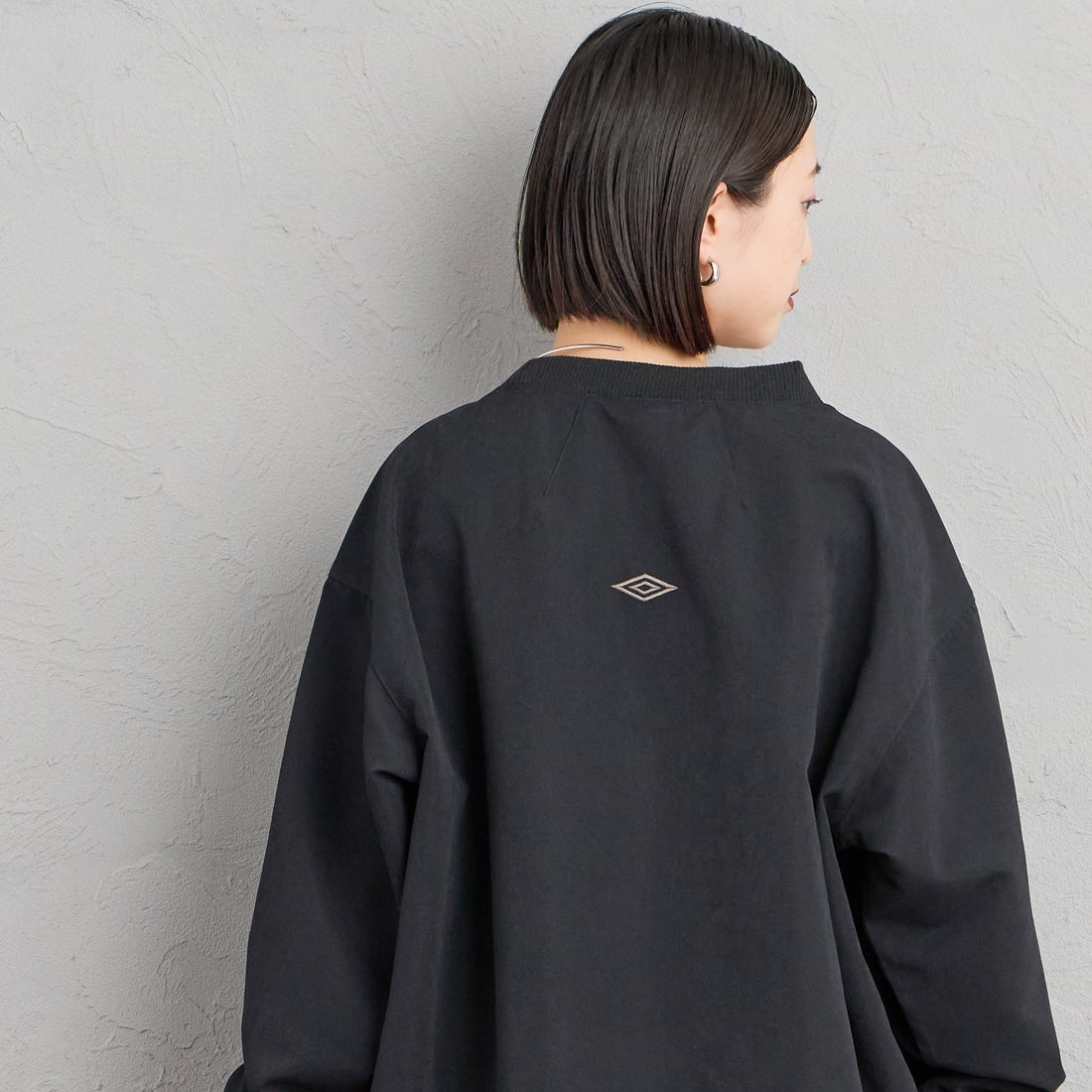 UMBRO [アンブロ] 別注 ワンポイントロゴ刺繍 ドローコードスウェット [201NK26AW-PO13-JF] BLACK &&モデル身長：150cm 着用サイズ：S&&