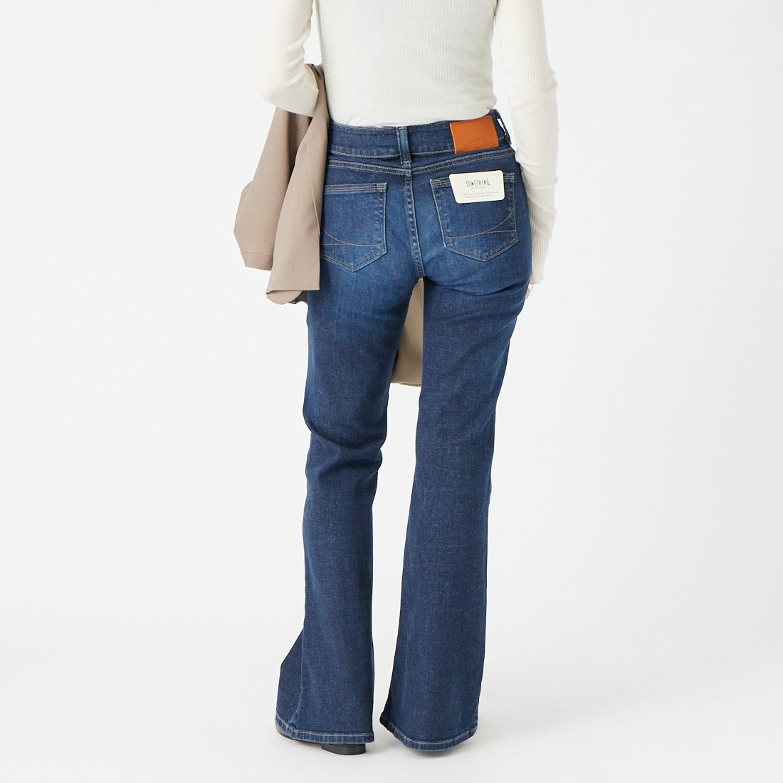 SOMETHING [サムシング] LISA モアフレアデニムパンツ [SEA51] 226 D.BLUE &&モデル身長：162cm 着用サイズ：26&&