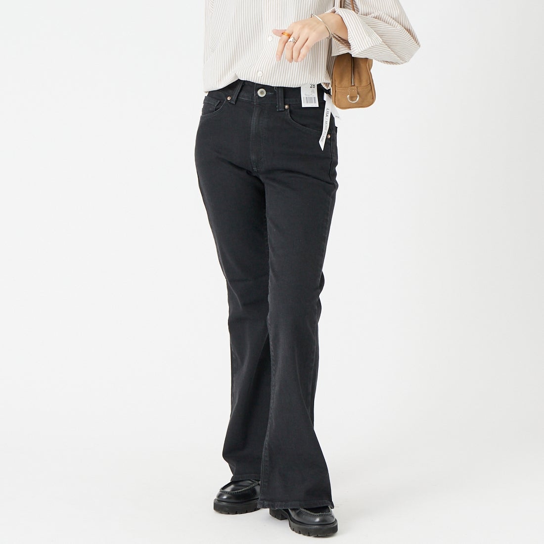 SOMETHING [サムシング] LISA モアフレアデニムパンツ [SEA51] 283 BLACK &&モデル身長：162cm 着用サイズ：28&&