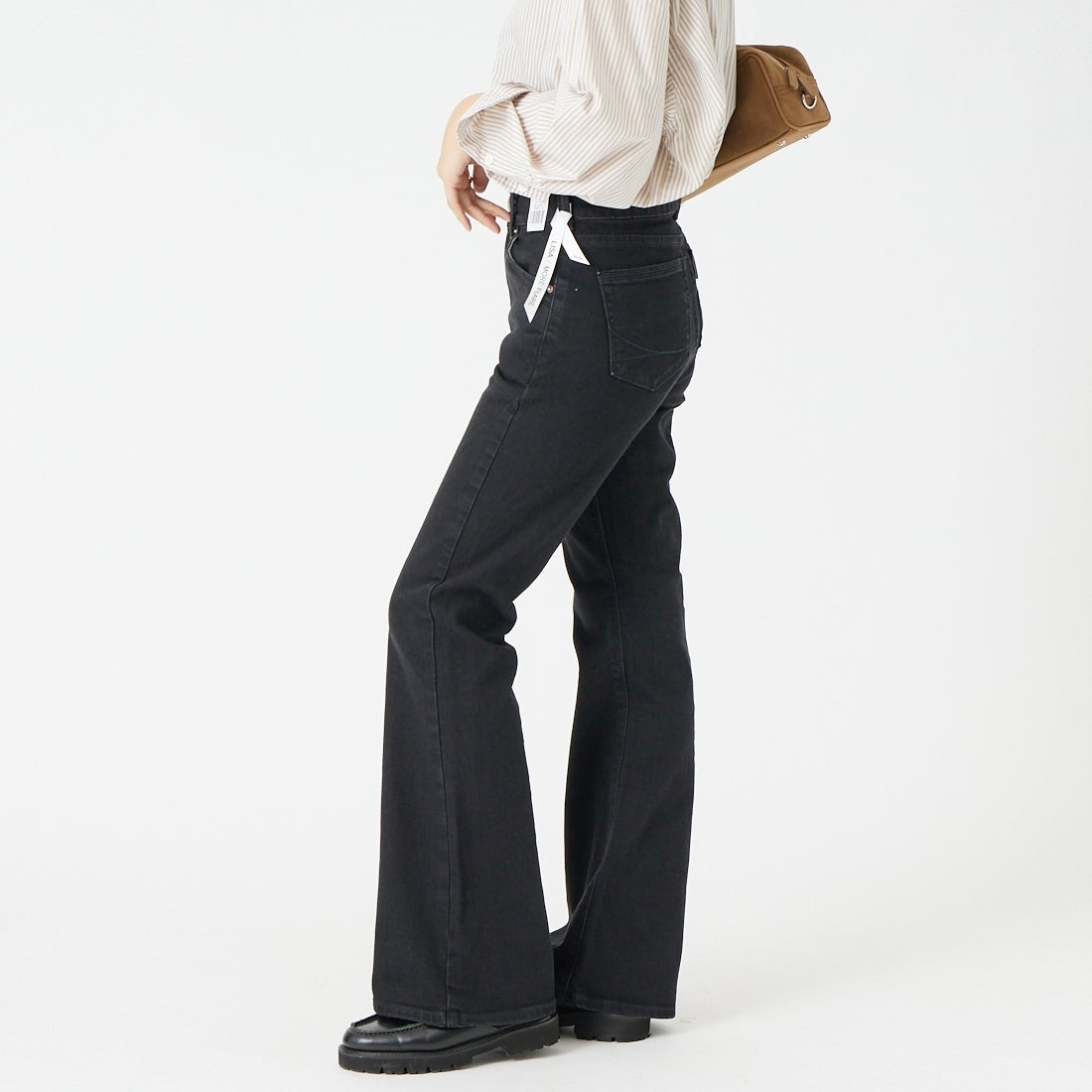 SOMETHING [サムシング] LISA モアフレアデニムパンツ [SEA51] 283 BLACK &&モデル身長：162cm 着用サイズ：28&&