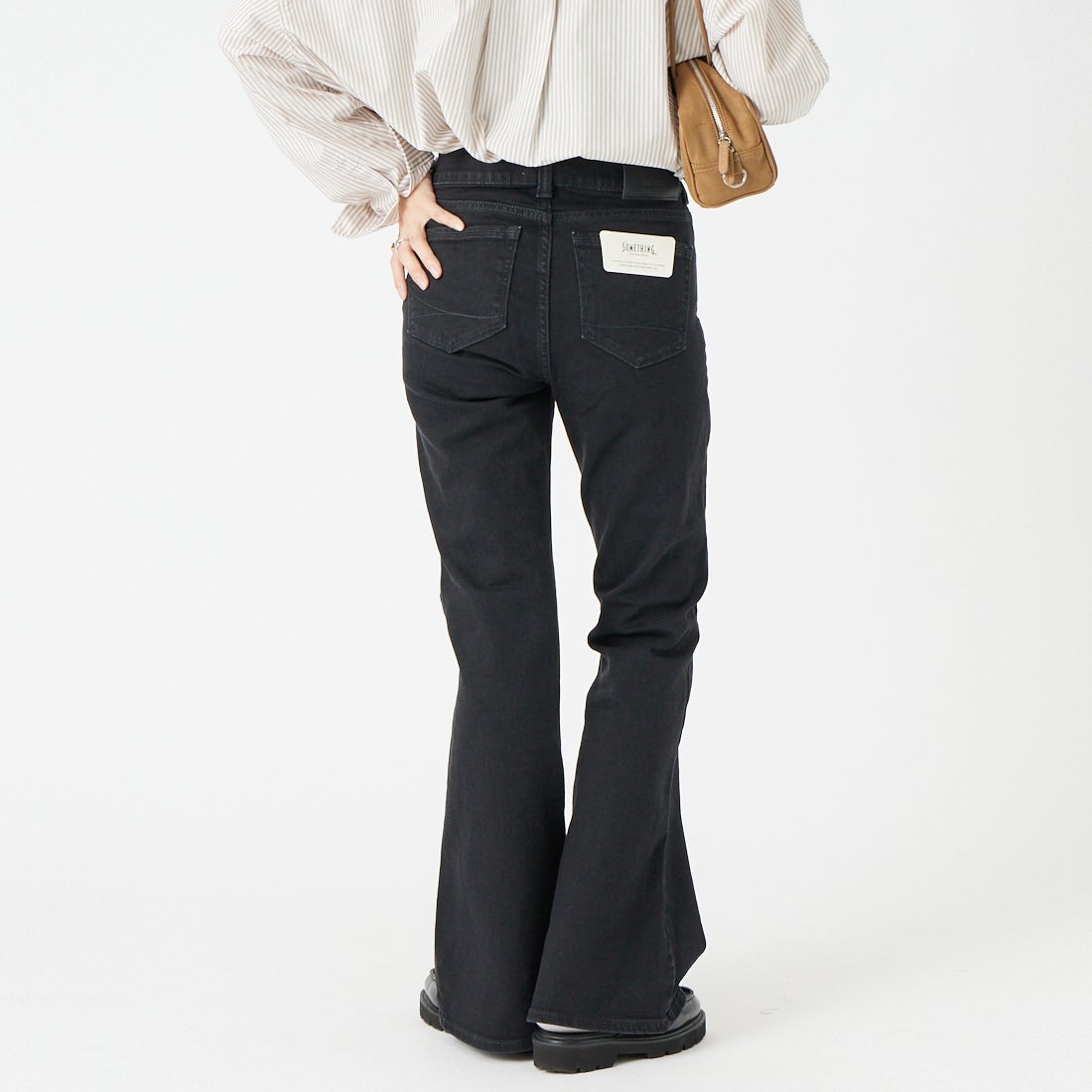 SOMETHING [サムシング] LISA モアフレアデニムパンツ [SEA51] 283 BLACK &&モデル身長：162cm 着用サイズ：28&&