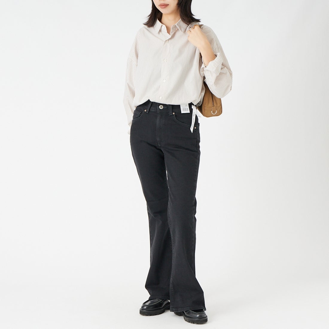 SOMETHING [サムシング] LISA モアフレアデニムパンツ [SEA51] 283 BLACK &&モデル身長：162cm 着用サイズ：28&&