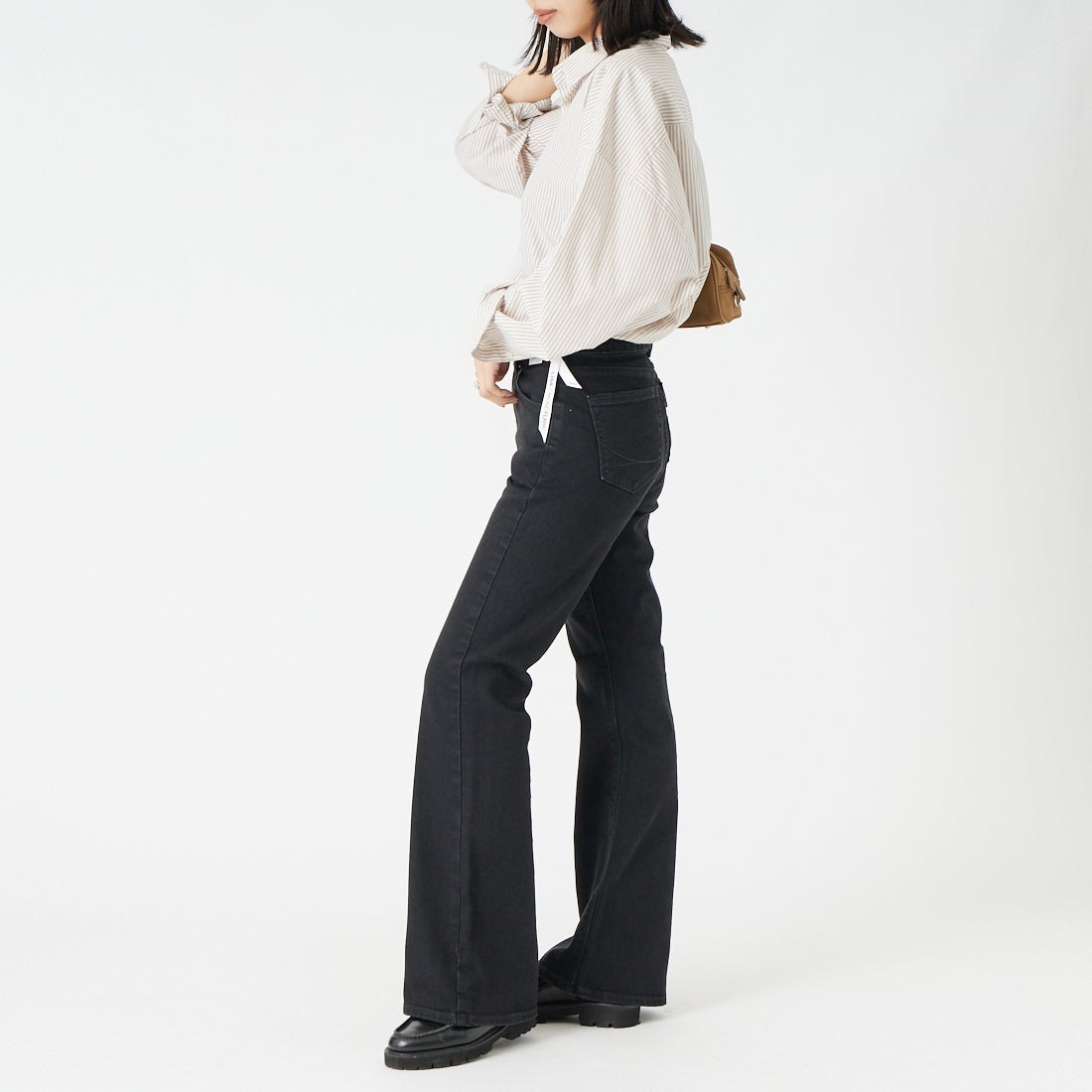 SOMETHING [サムシング] LISA モアフレアデニムパンツ [SEA51] 283 BLACK &&モデル身長：162cm 着用サイズ：28&&