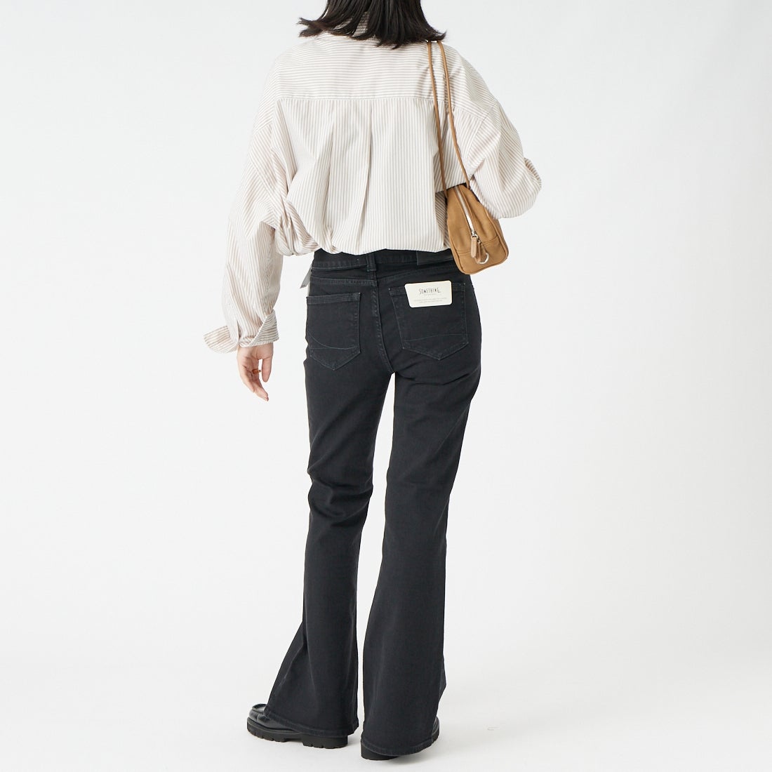 SOMETHING [サムシング] LISA モアフレアデニムパンツ [SEA51] 283 BLACK &&モデル身長：162cm 着用サイズ：28&&