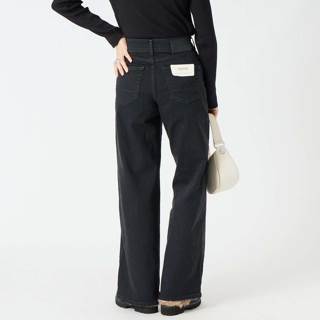 SOMETHING [サムシング] LISA フロントフラップ ワイドデニムパンツ [SEA583] 83 BLACK &&モデル身長：162cm 着用サイズ：XS&&