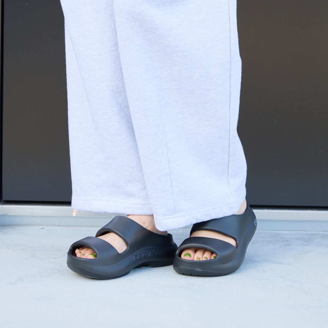 OOFOS [ウーフォス] ウーヤー [OOYEA] BLACK