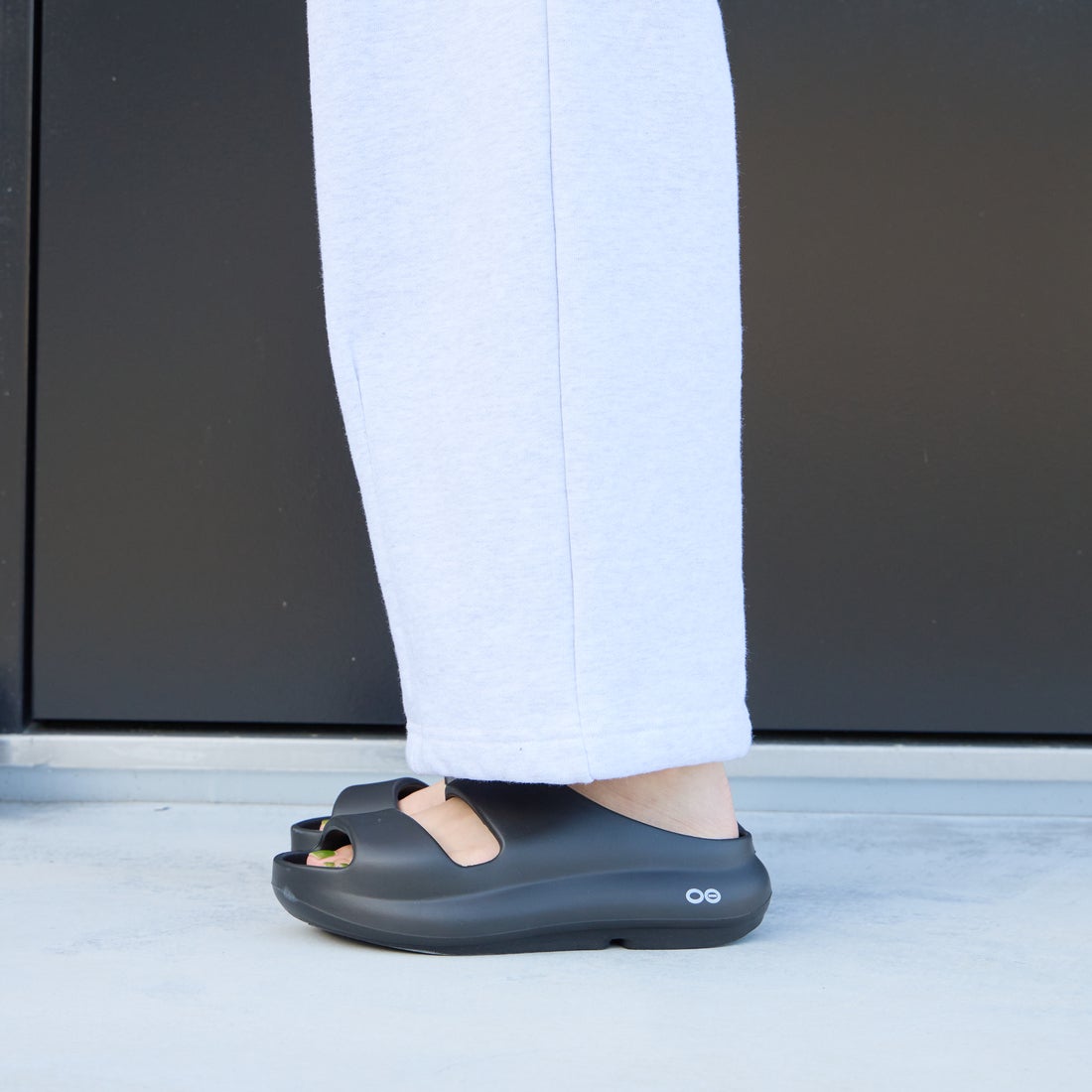 OOFOS [ウーフォス] ウーヤー [OOYEA] BLACK