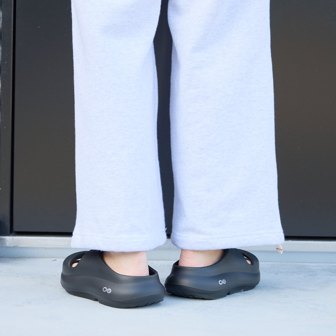 OOFOS [ウーフォス] ウーヤー [OOYEA] BLACK