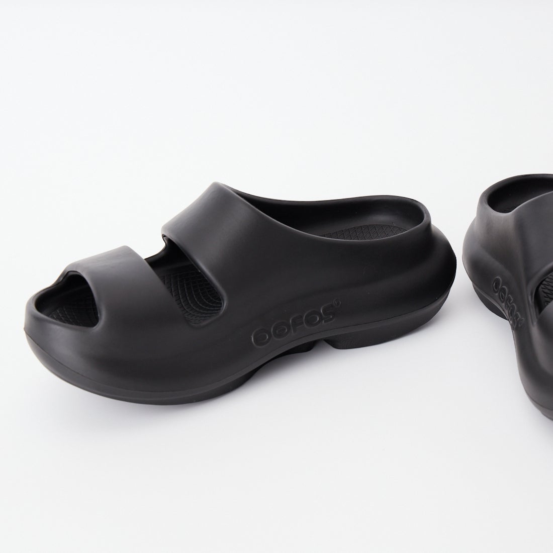 OOFOS [ウーフォス] ウーヤー [OOYEA] BLACK