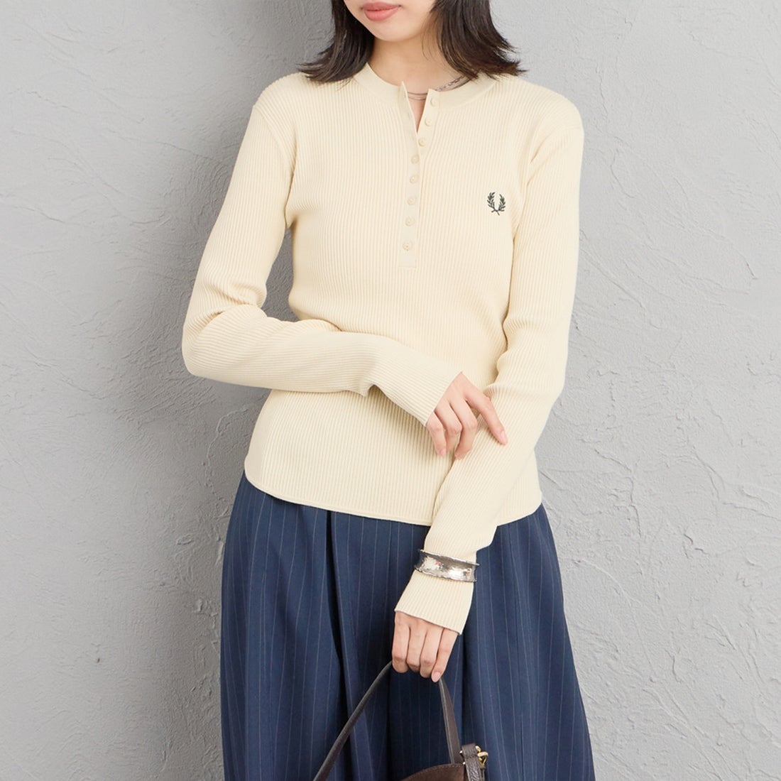 FRED PERRY [フレッドペリー] 別注 ワンポイントロゴ刺繍 ヘンリーネックリブニット [FPW-26A-009-JF]