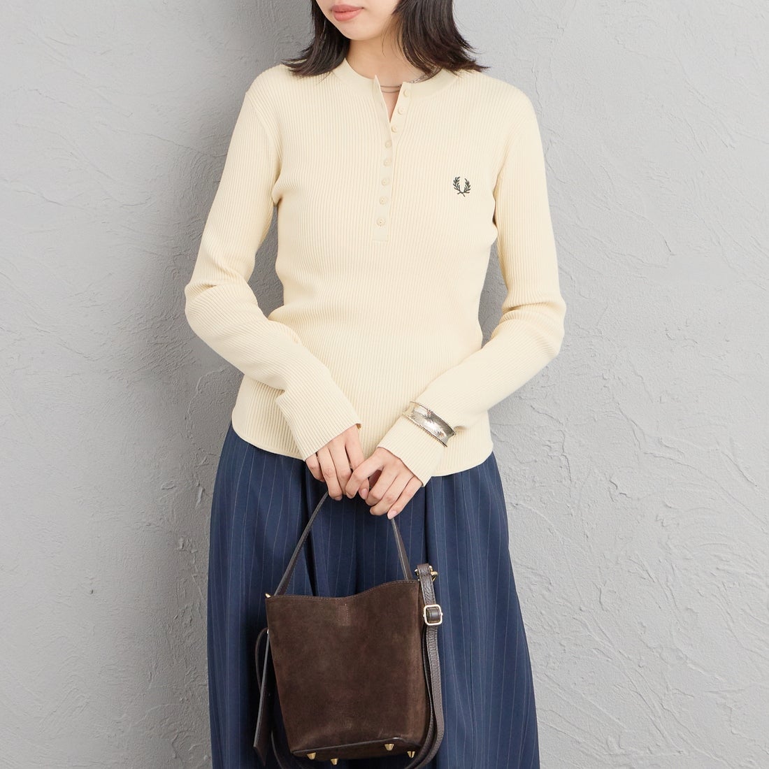 FRED PERRY [フレッドペリー] 別注 ワンポイントロゴ刺繍 ヘンリーネックリブニット [FPW-26A-009-JF] OATMEAL &&モデル身長：162cm 着用サイズ：10&&