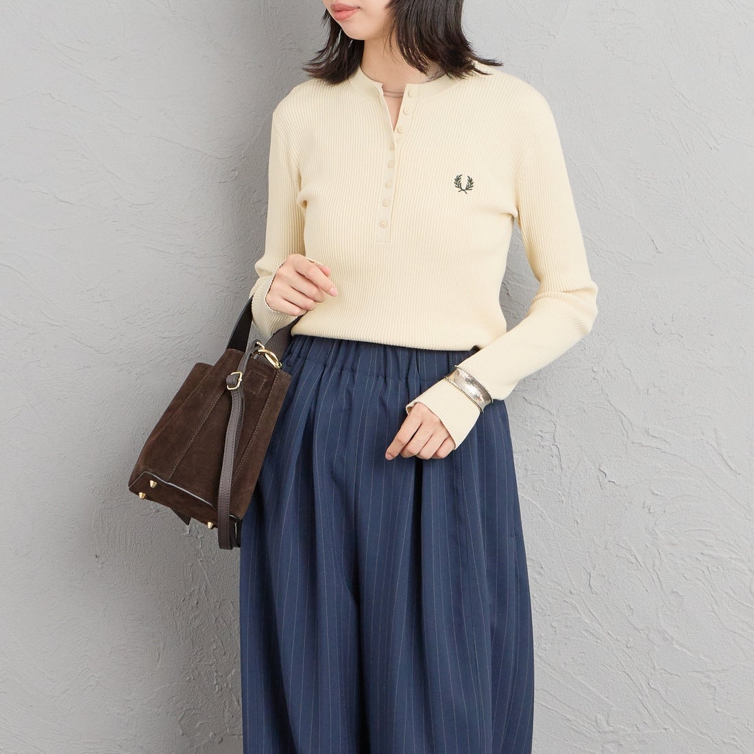 FRED PERRY [フレッドペリー] 別注 ワンポイントロゴ刺繍 ヘンリーネックリブニット [FPW-26A-009-JF] OATMEAL &&モデル身長：162cm 着用サイズ：10&&