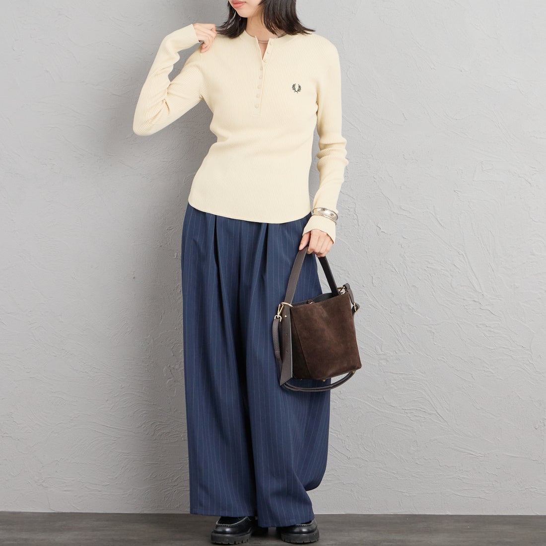 FRED PERRY [フレッドペリー] 別注 ワンポイントロゴ刺繍 ヘンリーネックリブニット [FPW-26A-009-JF] OATMEAL &&モデル身長：162cm 着用サイズ：10&&