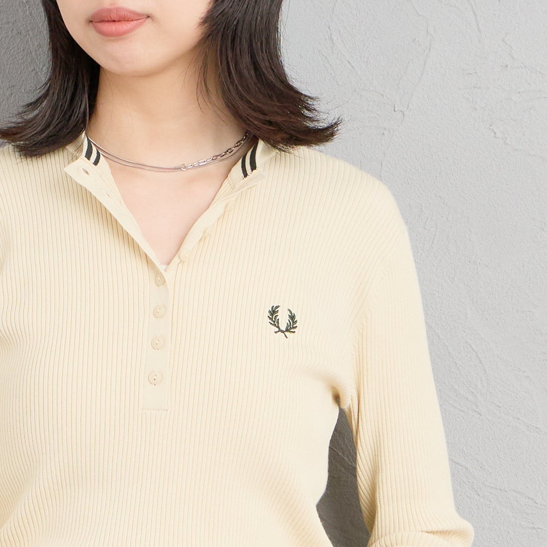 FRED PERRY [フレッドペリー] 別注 ワンポイントロゴ刺繍 ヘンリーネックリブニット [FPW-26A-009-JF] OATMEAL &&モデル身長：162cm 着用サイズ：10&&