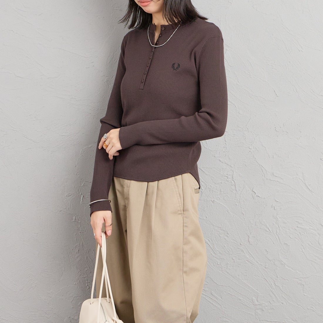 FRED PERRY [フレッドペリー] 別注 ワンポイントロゴ刺繍 ヘンリーネックリブニット [FPW-26A-009-JF] R.BROWN &&モデル身長：162cm 着用サイズ：10&&
