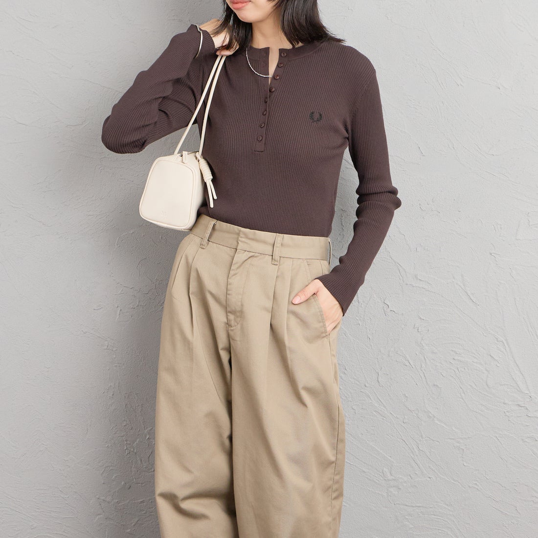 FRED PERRY [フレッドペリー] 別注 ワンポイントロゴ刺繍 ヘンリーネックリブニット [FPW-26A-009-JF] R.BROWN &&モデル身長：162cm 着用サイズ：10&&