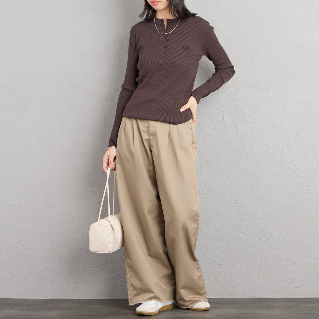 FRED PERRY [フレッドペリー] 別注 ワンポイントロゴ刺繍 ヘンリーネックリブニット [FPW-26A-009-JF] R.BROWN &&モデル身長：162cm 着用サイズ：10&&